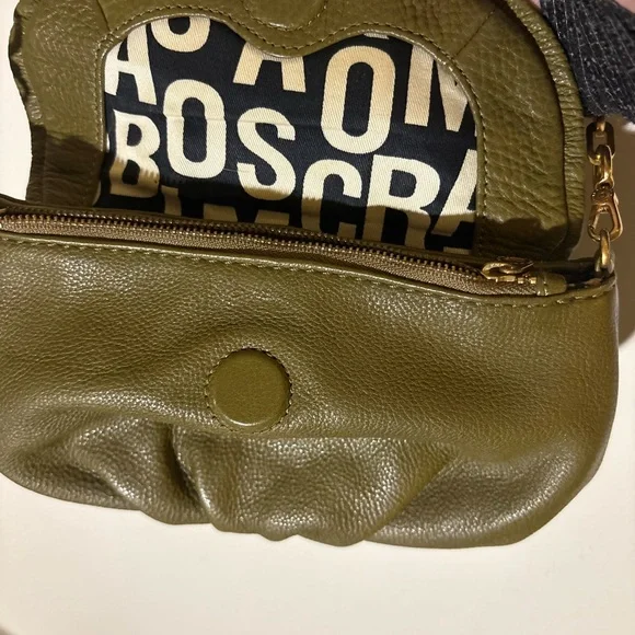 Marc by Marc Jacobs Gold Plaque on Olive Leather. Crossbody or clutch - Picture 4 of 5